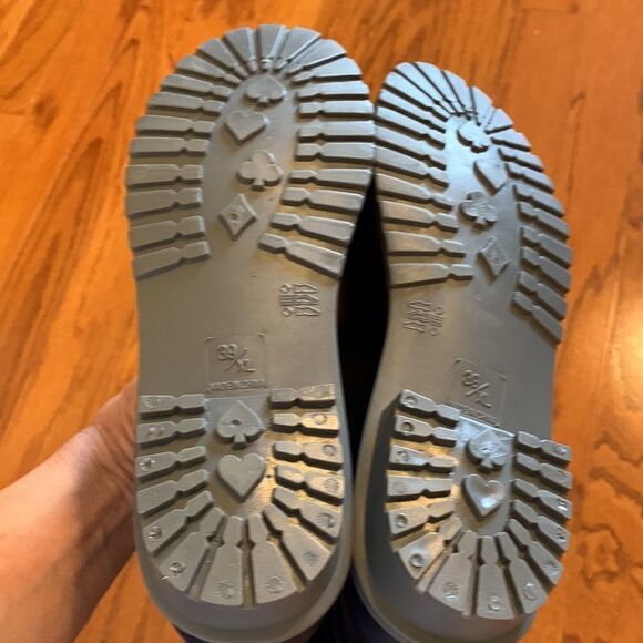 Size 8.5 navy blue rubber boots.  NWOT - Picture 6 of 9